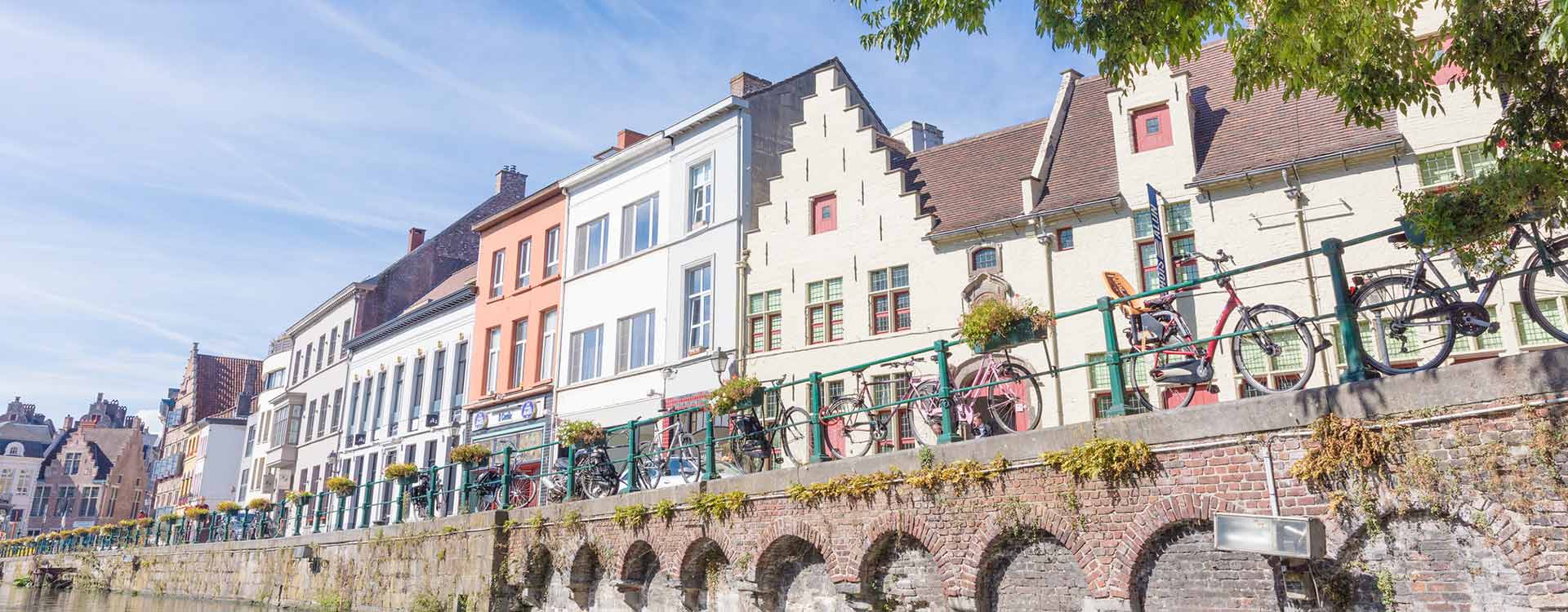 Malerische Gassen im Zentrum von Gent mit Kai-Geländer, woran Räder angelehnt sind