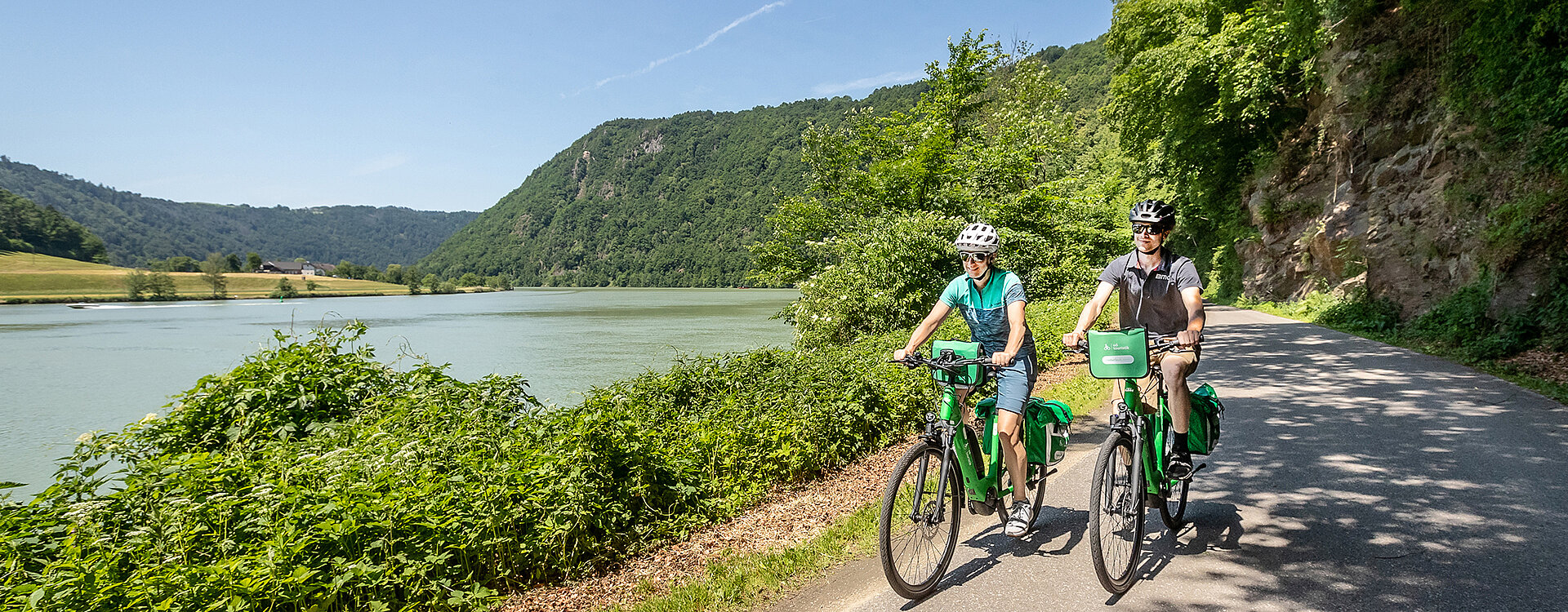 2 Radfahrer am Radweg direkt am Donauufer