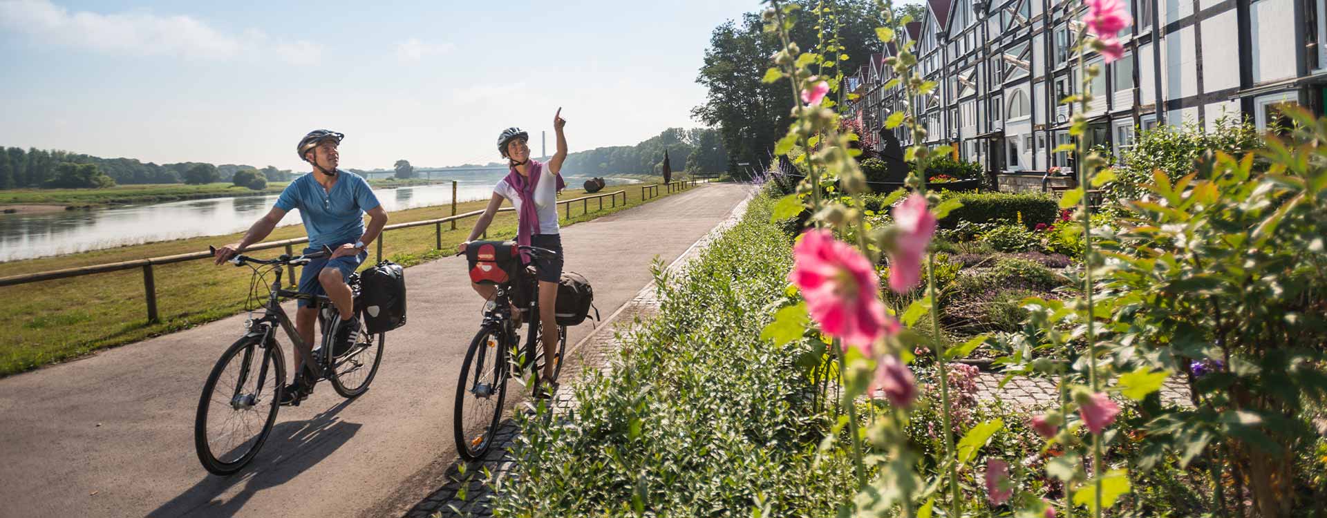 2 Radfahrer am Radweg am Ufer der Elbe