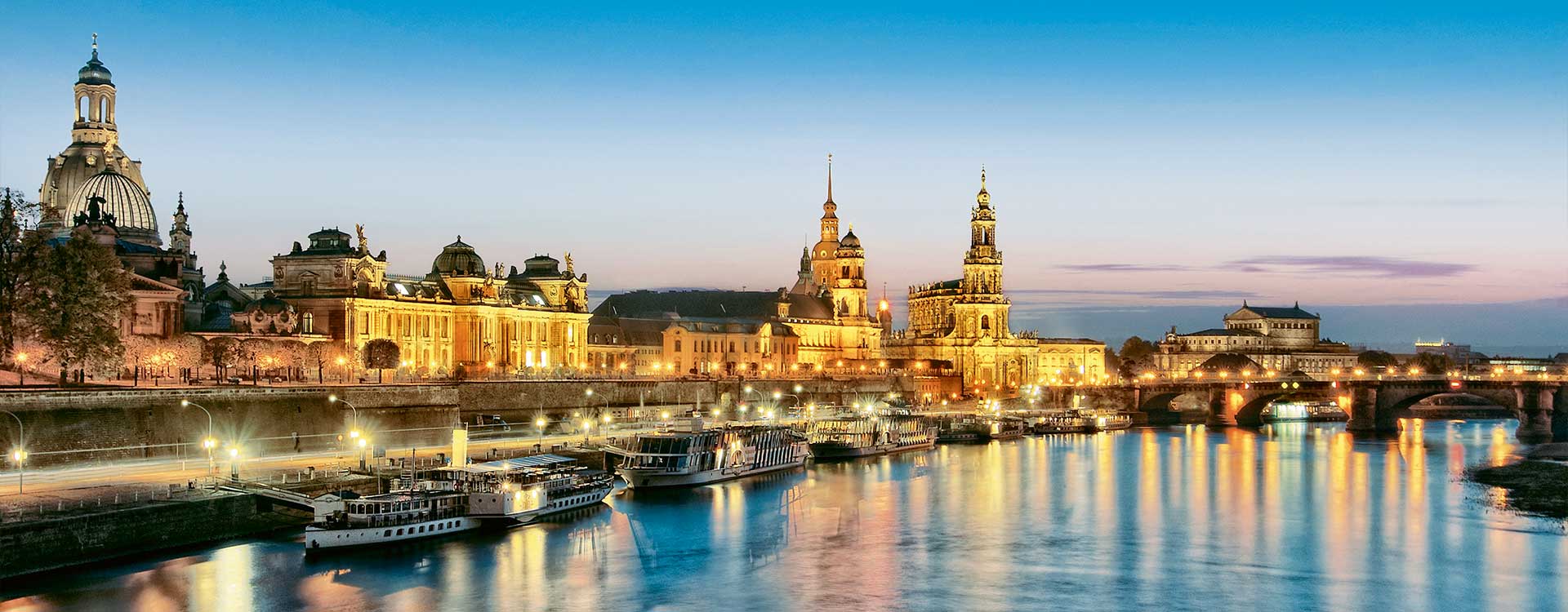 Skyline von Dresden in der Abenddämmerung