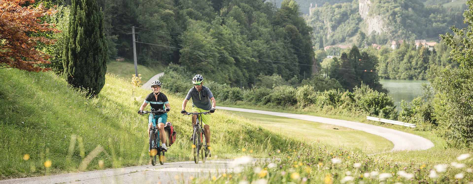 2 Radfahrer am Radweg mit Blick auf die Burg Losenstein