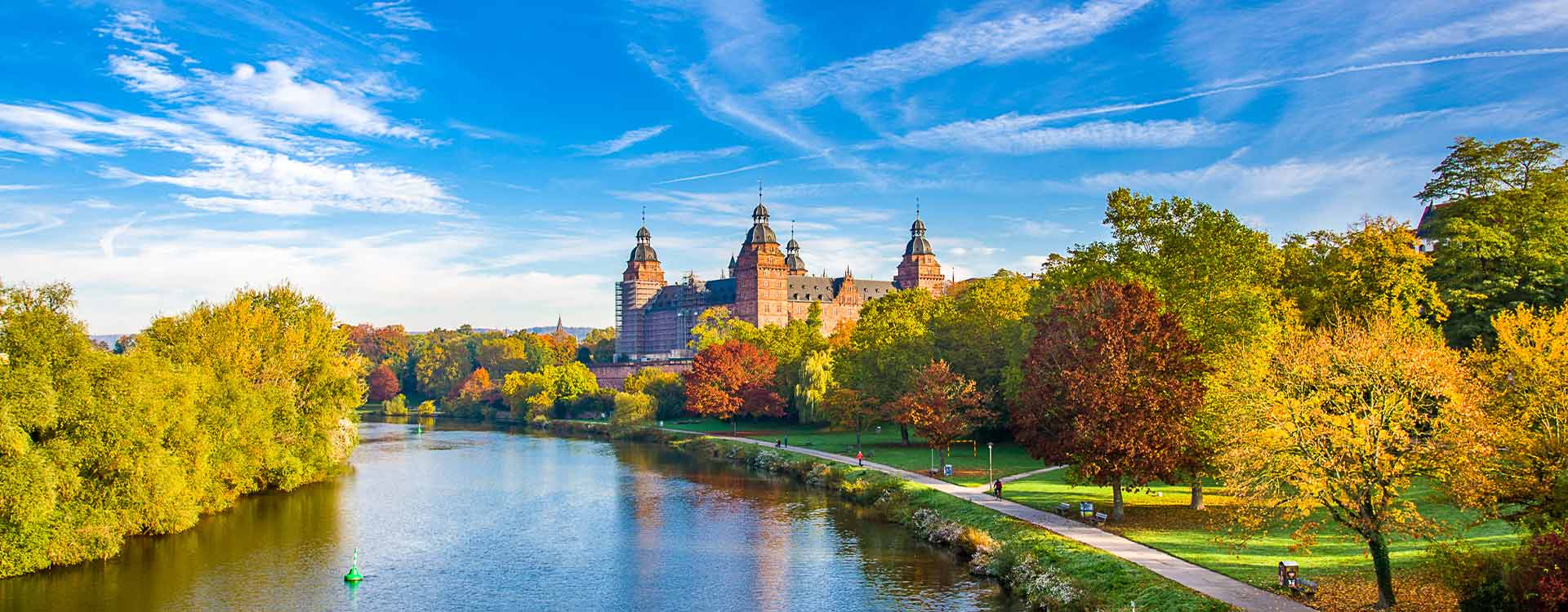 Blick auf Aschaffenburg mit Fluss Main in Deutschland