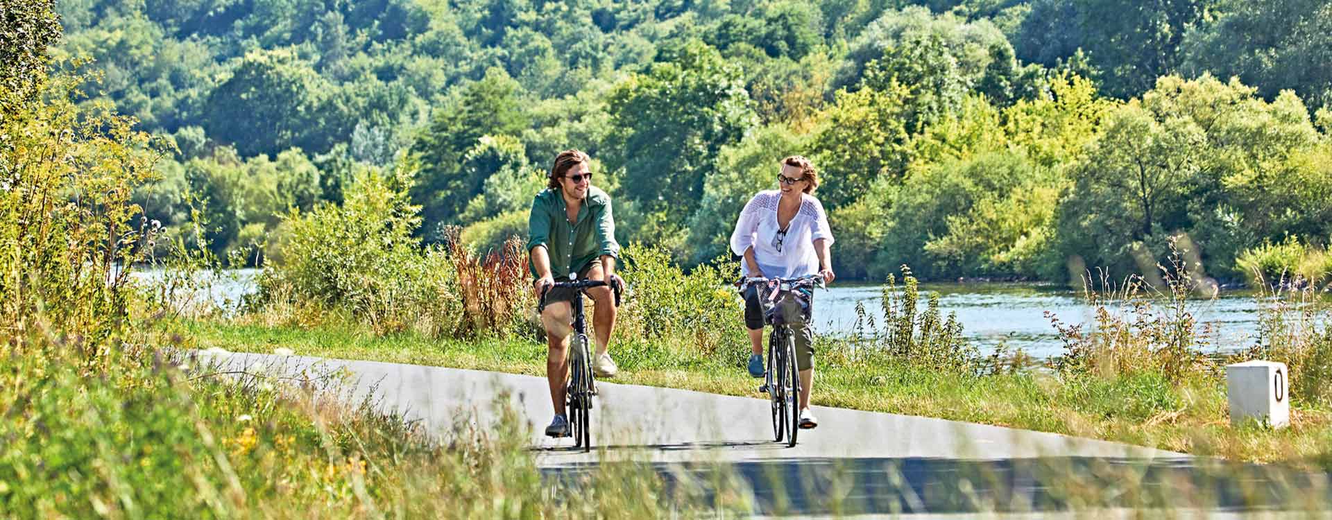 2 Radfahrer am asphaltierten Radweg am Mainufer