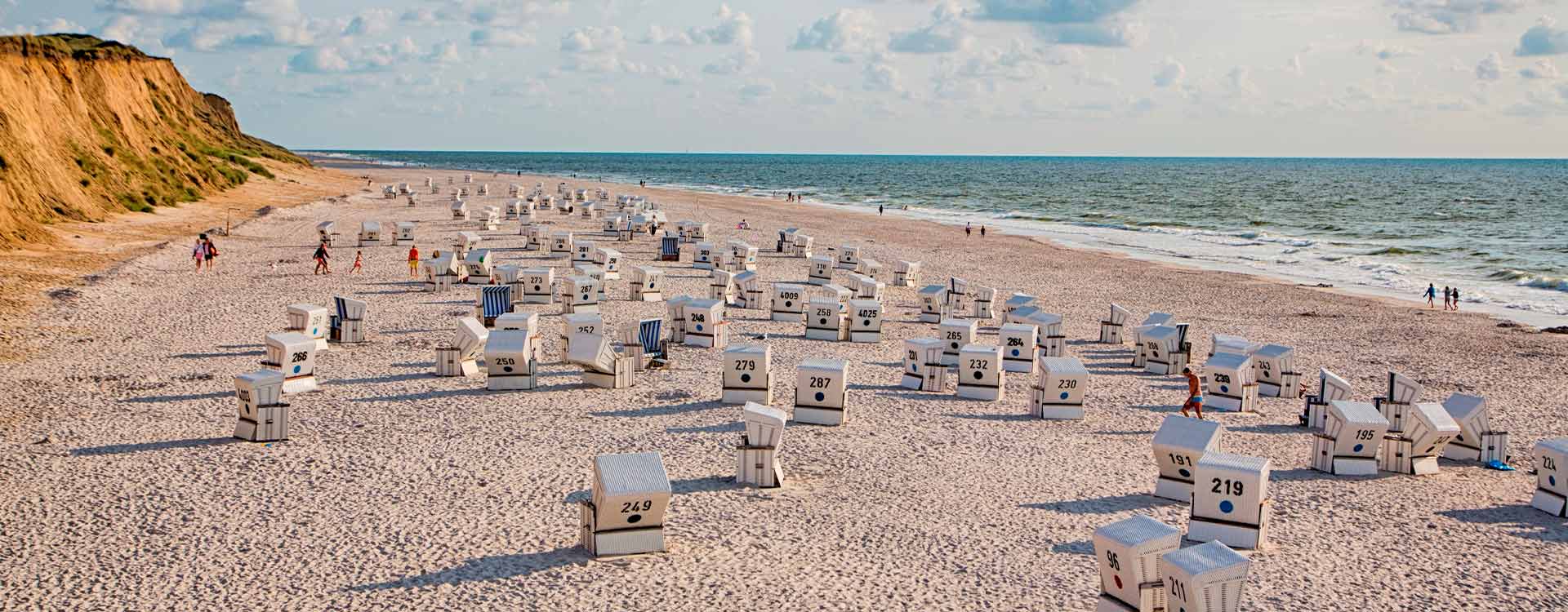 Sandstrand mit Strandkörben entlang des Roten Kliff auf Sylt