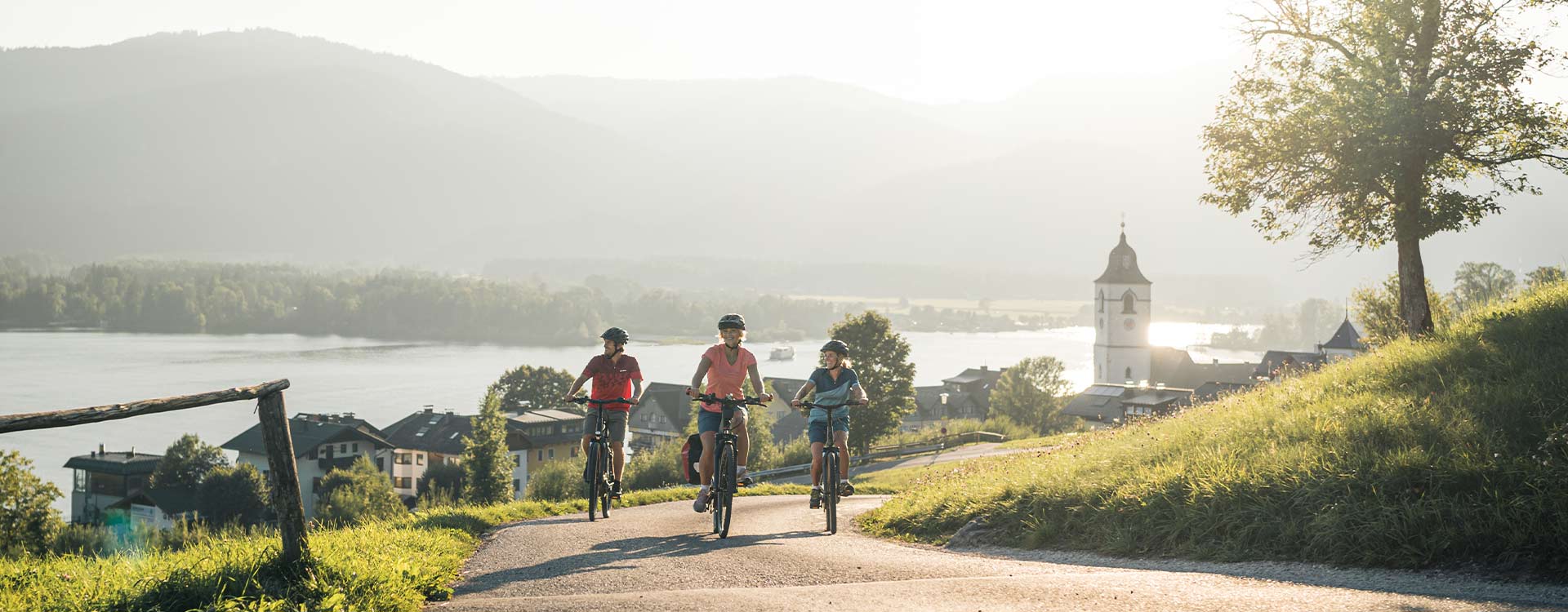 3 Radfahrer über dem Wolfgangsee