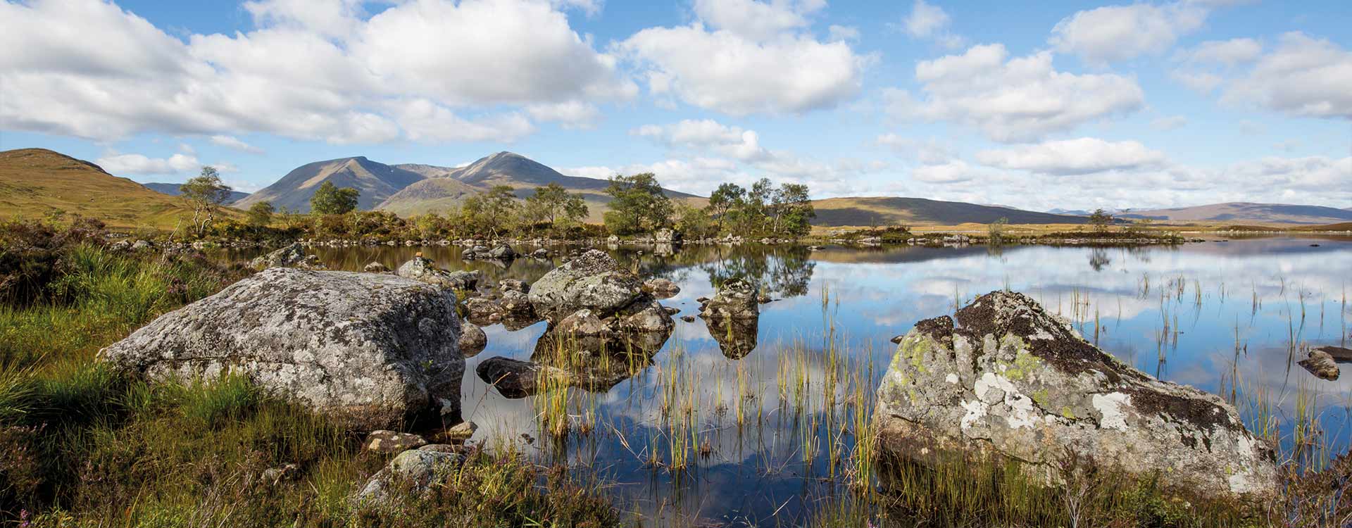 Blick auf die unberührte Landschaft rund um Loch Na'h Achlaise