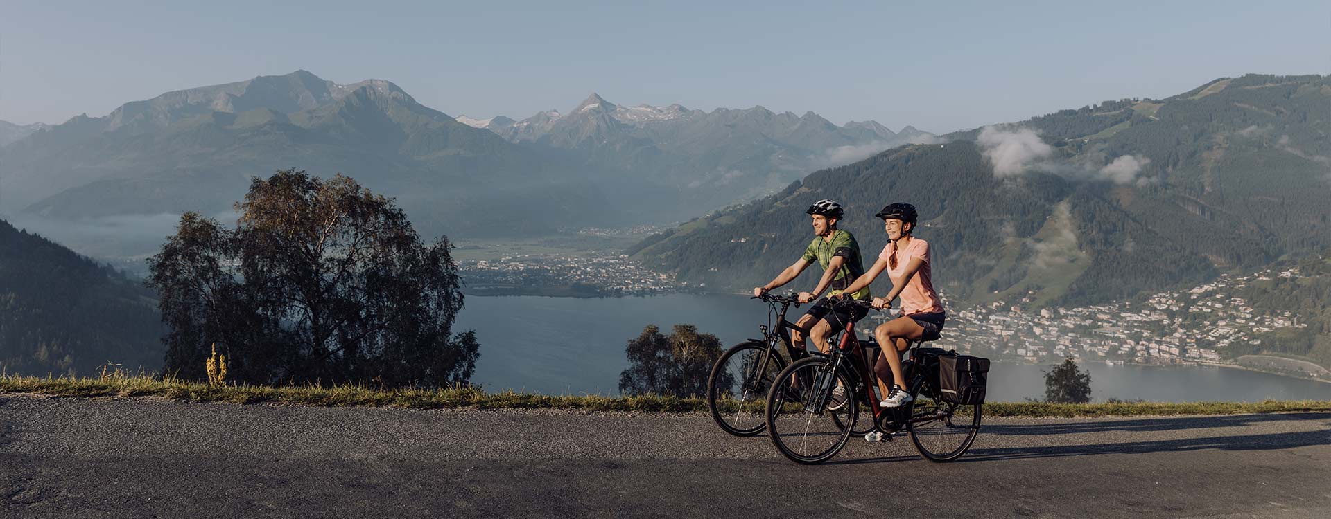 2 Radfahrer am Ufer des Zeller Sees