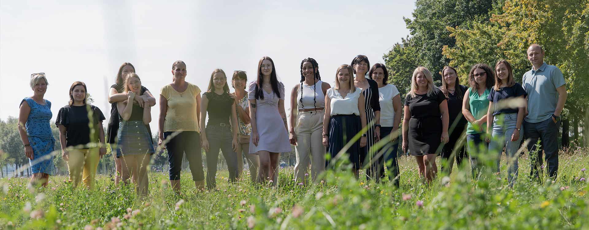 Gruppenfoto mit allen Mitarbeitern