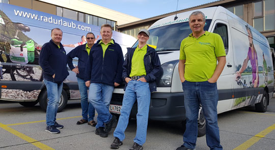 Team Gepäckfahrer vor Transportbussen